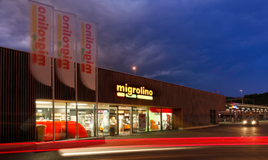 Migrolino Shop vor dem Abendhimmel